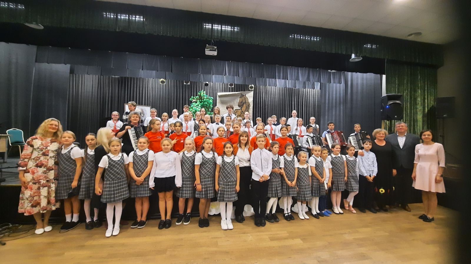 Lazdijų meno mokyklos ir jos Veisiejų skyriaus mokytojų ir moksleivių koncertas, skirtas S. Gedos 80-osioms metinėms paminėti